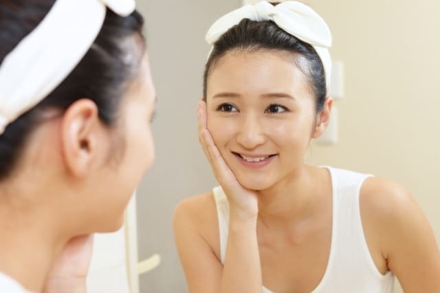 鏡をみている女性の写真