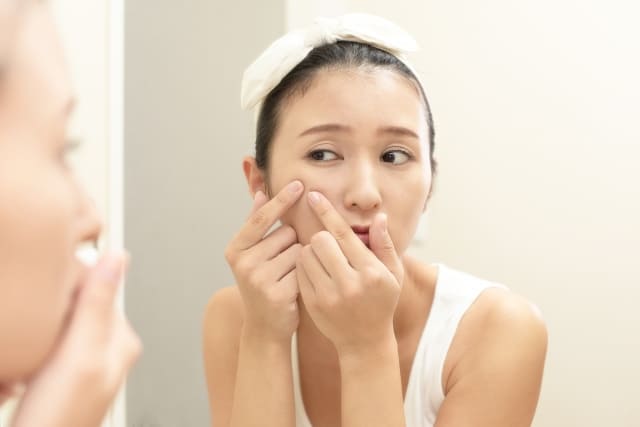ニキビを触っている写真