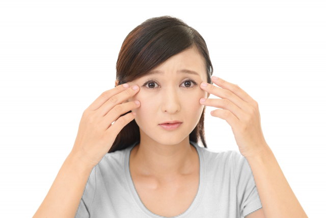 目元を触っている写真